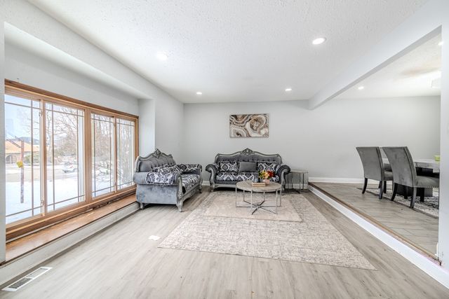 8821 W 100th St Street, Palos Hills, IL 60465