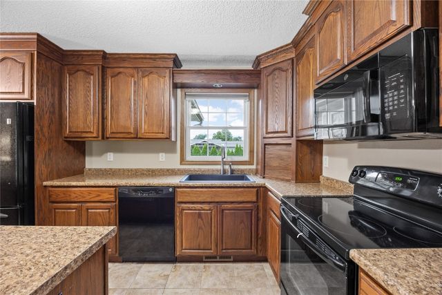 401 Denise Drive, Palo, IA 52324