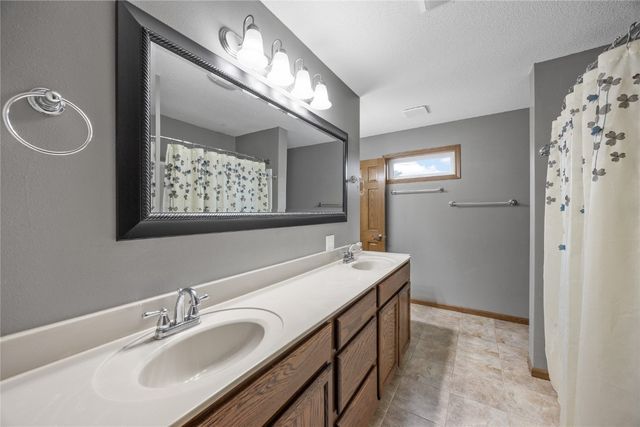 401 Denise Drive, Palo, IA 52324