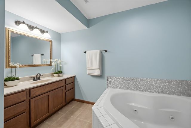 401 Denise Drive, Palo, IA 52324