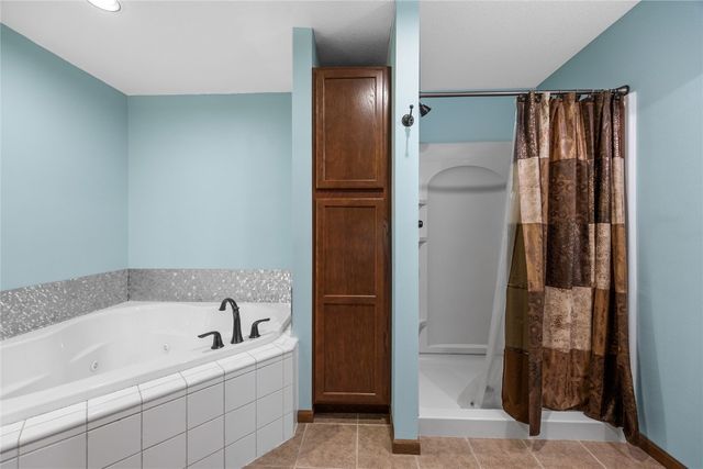 401 Denise Drive, Palo, IA 52324