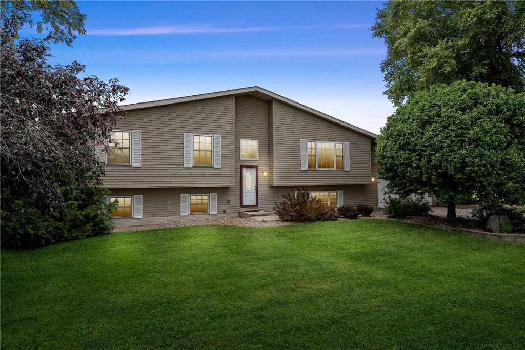 401 Denise Drive, Palo, IA 52324