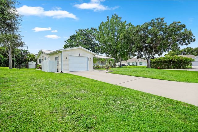 573 Alamanda Avenue, Sebastian, FL 32958