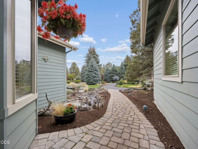2311 Condor Drive, Redmond, OR 97756