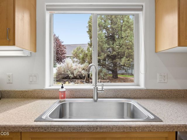 2311 Condor Drive, Redmond, OR 97756