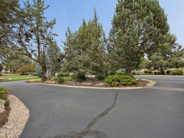 2311 Condor Drive, Redmond, OR 97756