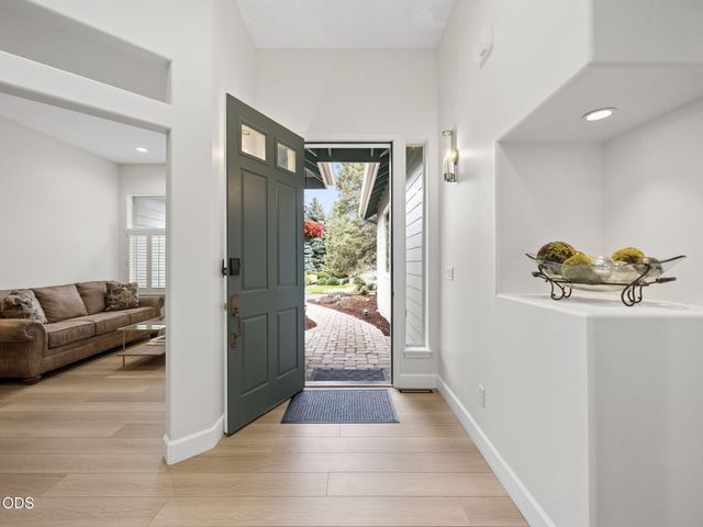 2311 Condor Drive, Redmond, OR 97756