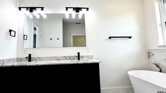 304 S. Bradford St, Arp, TX 75750