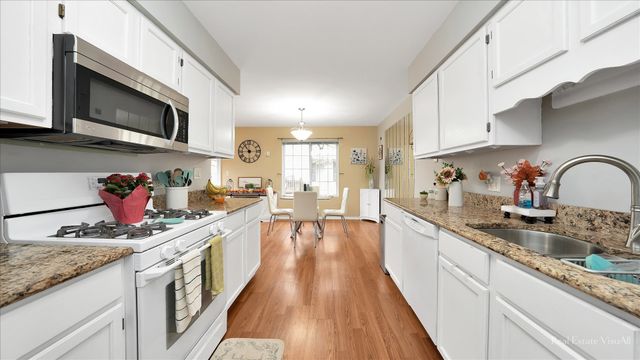 1312 Sandhurst Lane 1312, South Elgin, IL 60177