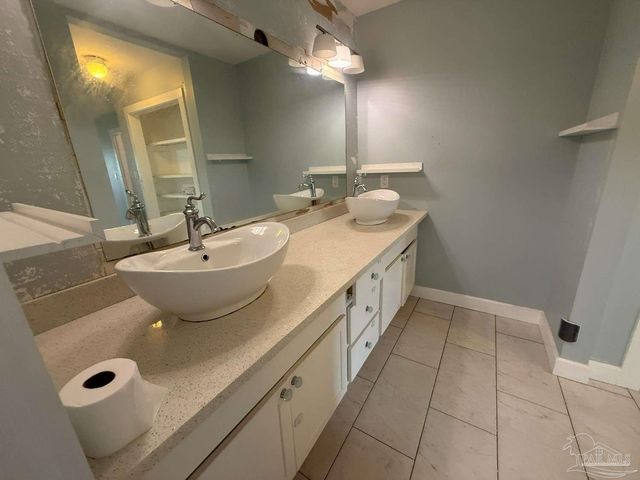 7474 Baywoods Ln, Pensacola, FL 32504