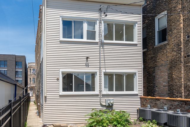 2753 W Chicago Avenue, Chicago, IL 60622