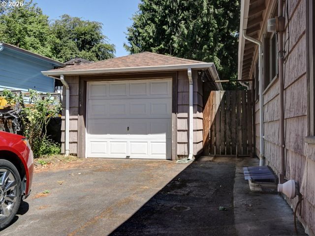 3801 Sw PLUM St, Portland, OR 97219