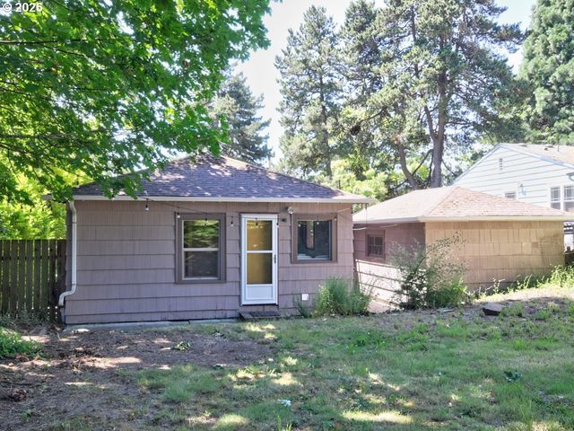 3801 Sw PLUM St, Portland, OR 97219