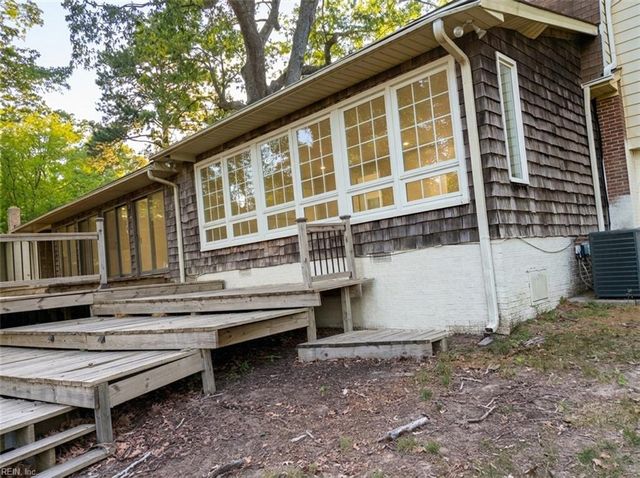 1479 Laurens RD, Gloucester Point, VA 23062