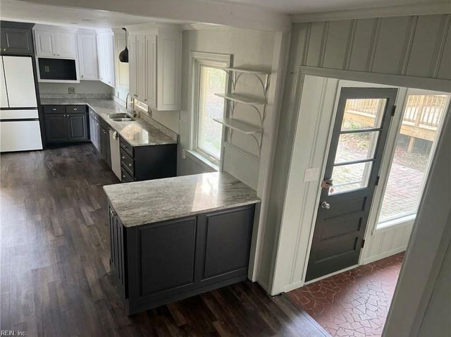 1479 Laurens RD, Gloucester Point, VA 23062