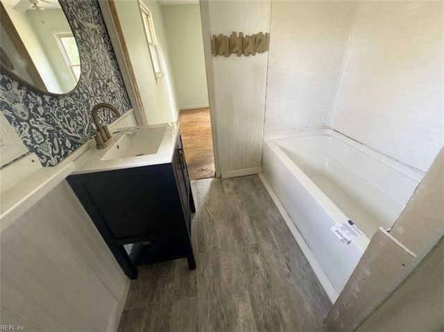 1479 Laurens RD, Gloucester Point, VA 23062