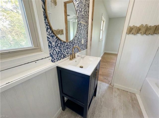 1479 Laurens RD, Gloucester Point, VA 23062