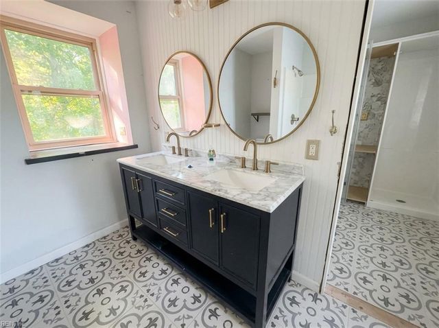 1479 Laurens RD, Gloucester Point, VA 23062
