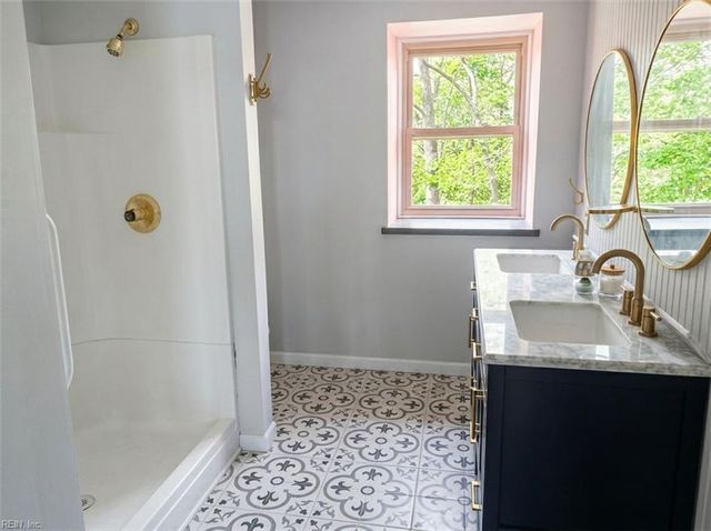 1479 Laurens RD, Gloucester Point, VA 23062