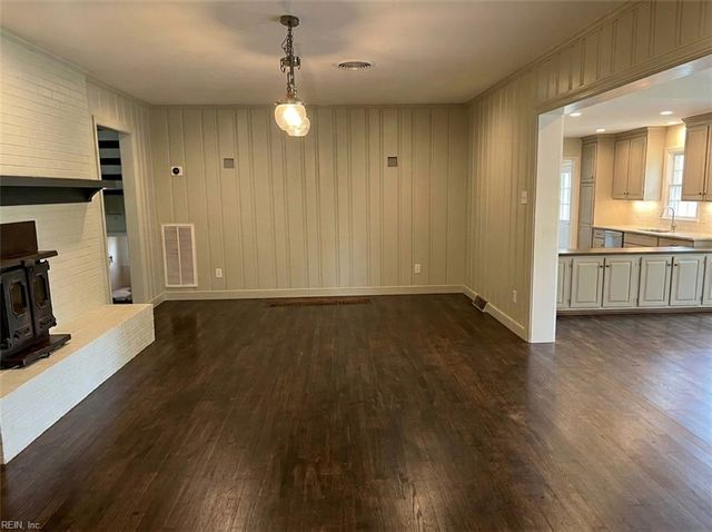1479 Laurens RD, Gloucester Point, VA 23062