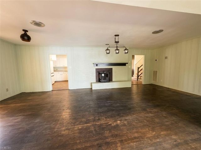 1479 Laurens RD, Gloucester Point, VA 23062