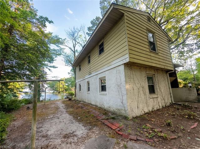 1479 Laurens RD, Gloucester Point, VA 23062
