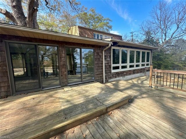 1479 Laurens RD, Gloucester Point, VA 23062