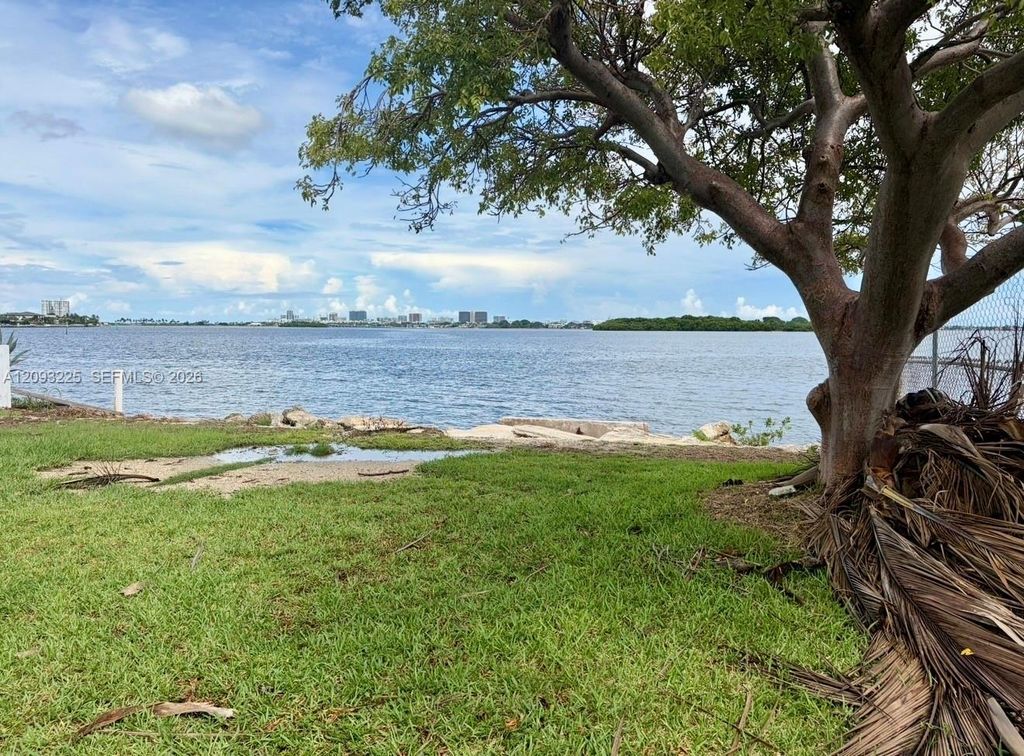 10875 N Bayshore Drive, Miami, FL 33161