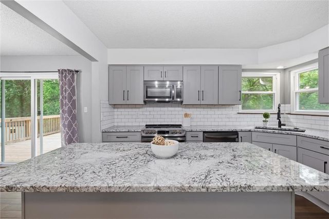 9131 Acuff Lane, Lenexa, KS 66215