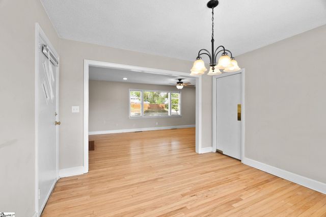 607 W Farley Avenue, Laurens, SC 29360