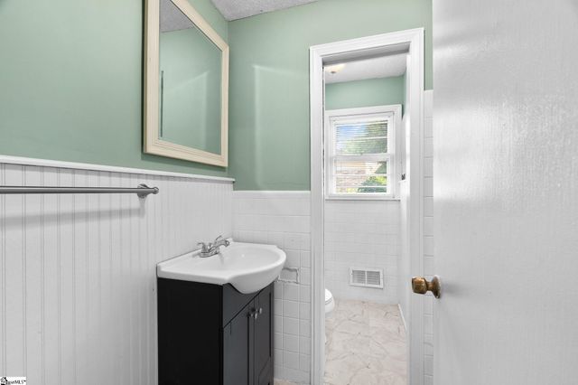 607 W Farley Avenue, Laurens, SC 29360
