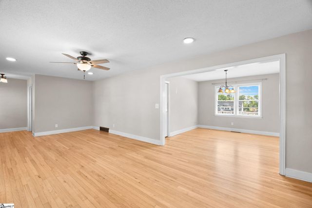 607 W Farley Avenue, Laurens, SC 29360