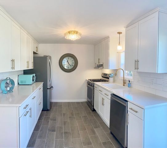 20 Swallow St, Falmouth, MA 02540