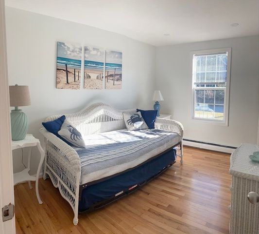 20 Swallow St, Falmouth, MA 02540