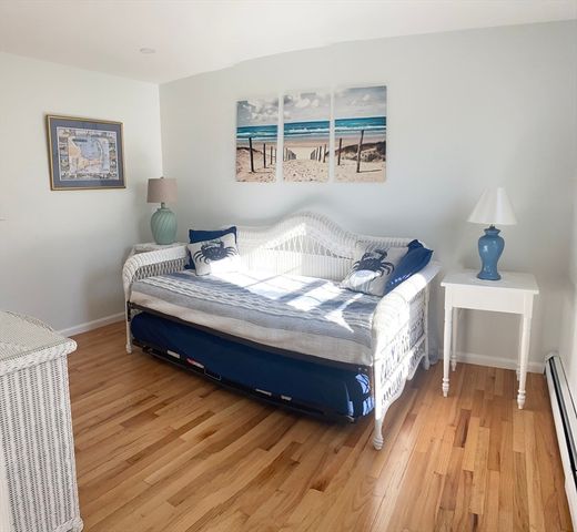 20 Swallow St, Falmouth, MA 02540