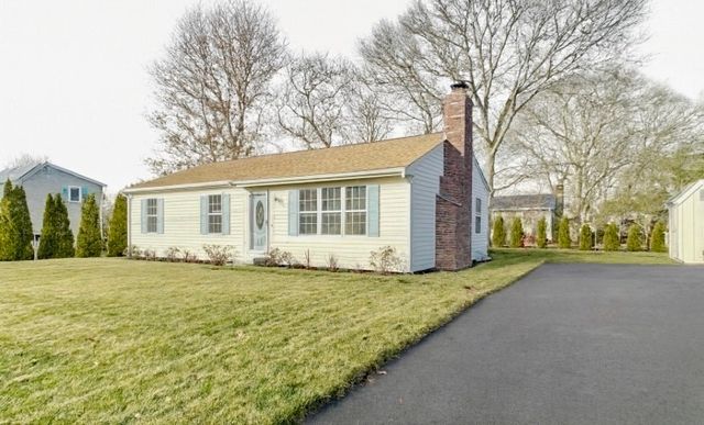 20 Swallow St, Falmouth, MA 02540