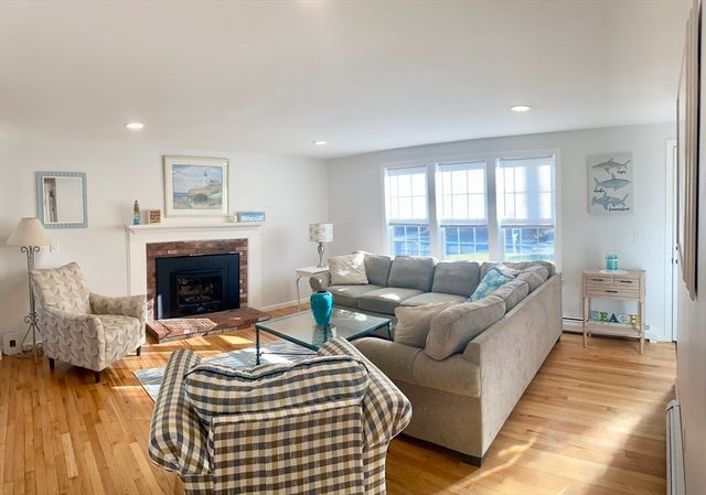 20 Swallow St, Falmouth, MA 02540