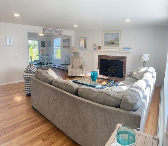 20 Swallow St, Falmouth, MA 02540