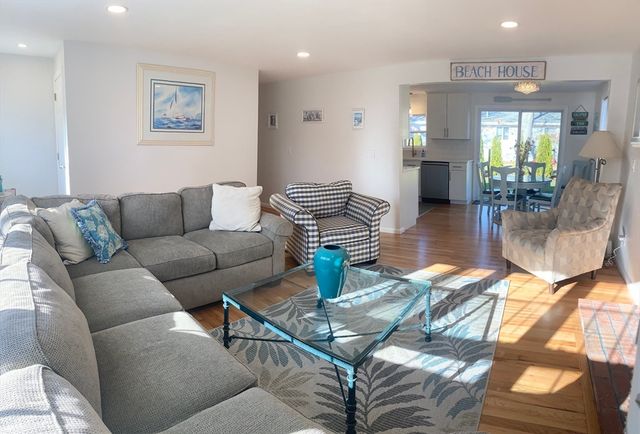 20 Swallow St, Falmouth, MA 02540