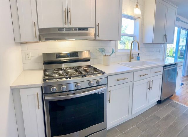 20 Swallow St, Falmouth, MA 02540