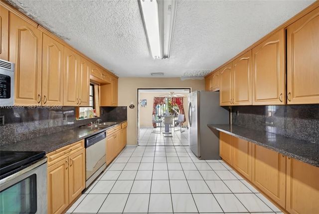 3061 NW 14th St, Miami, FL 33125