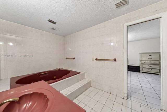 3061 NW 14th St, Miami, FL 33125
