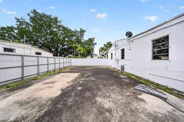 3061 NW 14th St, Miami, FL 33125