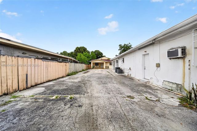 3061 NW 14th St, Miami, FL 33125