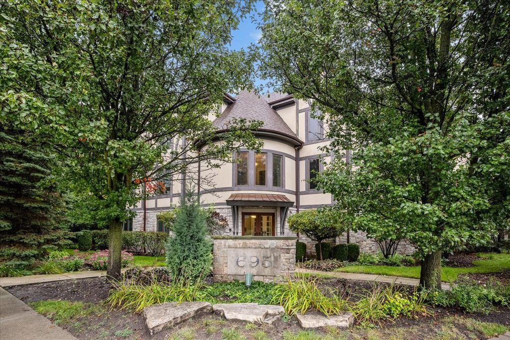 695 Roger Williams Avenue 301, Highland Park, IL 60035 — exterior
