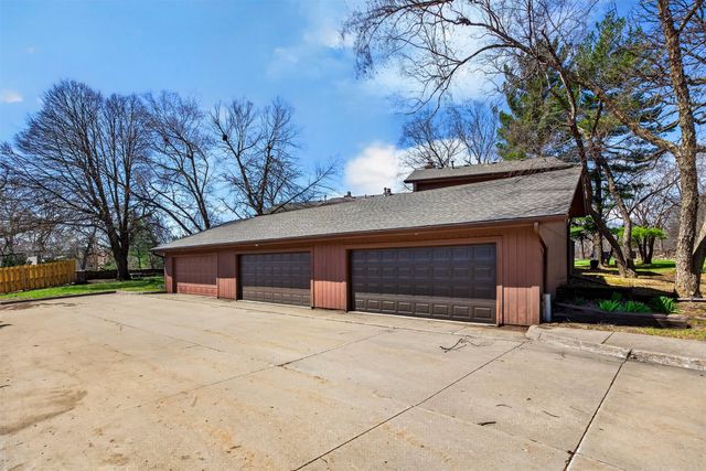 4589 Lockner Drive, Urbandale, IA 50322