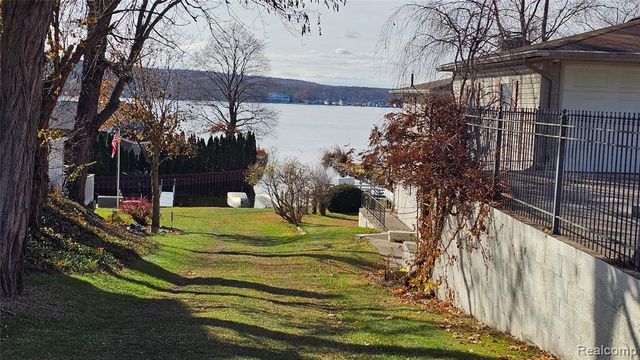 9550 Portage Lake Avenue, Pinckney, MI 48169