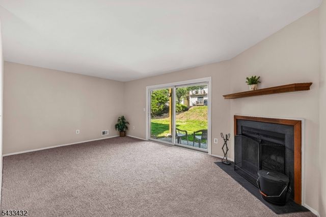313 Spruce Hills Dr 313, Glen Gardner Boro, NJ 08826