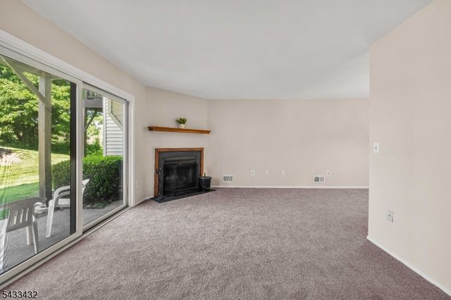 313 Spruce Hills Dr 313, Glen Gardner Boro, NJ 08826