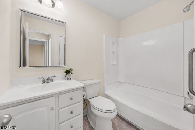 313 Spruce Hills Dr 313, Glen Gardner Boro, NJ 08826